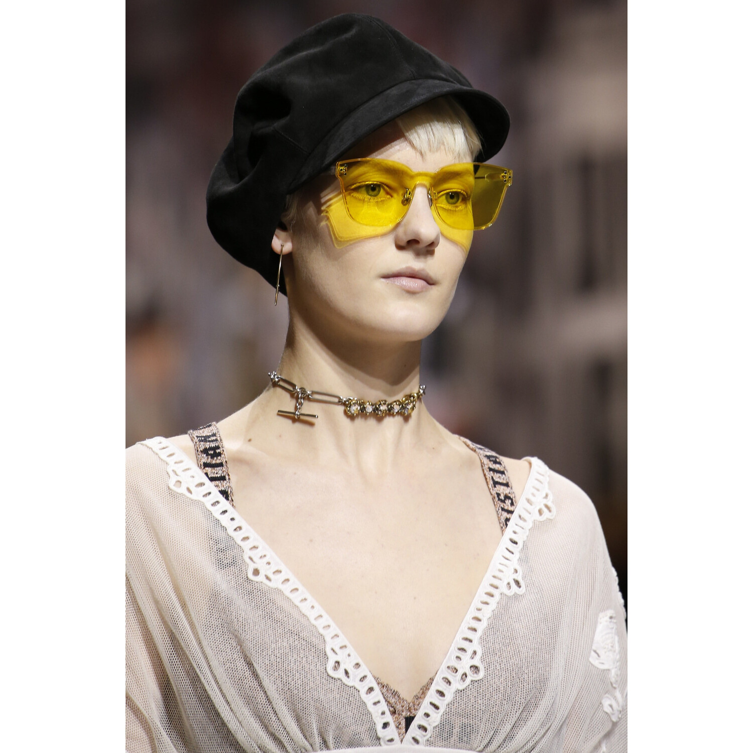 Фото Details Christian Dior , Details Dior Fall 2018 Ready-to-Wear , Детали показа Кристиан Диор , Детали показа Диор осень зима 2018 , Fashion show , неделя моды в Париже , PFW , Мария Грация Кьюри , Mainstyles